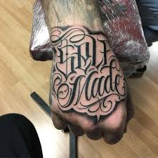De Heetste Tattoo Ontwerpen Van De Hand 2019 Hand Tattoos For Guys Hand Tattoos Tattoo Lettering