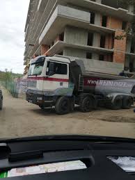 De cealalta parte, locuitorii au strans si ei semnaturi ca situatia sa le fie rezolvata. Accesul In Parcul Rozelor Este Blocat De Camioanele Celor Care Fac Blocuri Foto Stiri De Cluj