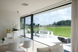 La baie coulissante peut aussi installée à seuil bas, voire sans seuil, résolvant ainsi les problèmes d'accessibilité en fauteuil roulant. Baie Vitree Sur Rails A Galandage Seuil Extra Plat Cote Maison