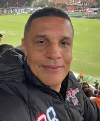 Se hace llamar Jorge Horacio Serna, Pero sabemos que lo conocemos como el  (Camello Serna), uno de los goleadores históricos del Medellín y en  clásicos. Lo viralizan que estuvo en el Polideportivo