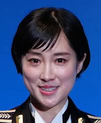 「どうしてあんなに可愛い子が…」自民党大会で熱唱した『陸自の歌姫』鶫真衣三等陸曹（38）は“うたのおねえさん”に憧れる才女だった（文春オンライン）