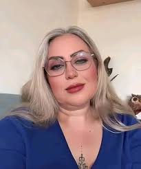 Italian woman seeking connection