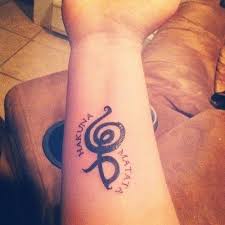 Tatuagem Hakuna Matata Significados E Inspiracoes Tattoos De Leao Tatuagem De Disney Tatuagem Tatuagem De Hakuna Matata