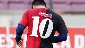 Diego maradona was warmly welcomed by newell's old boys on tuesday. Lionel Messi La Razon Del Homenaje A Maradona Con La Camiseta De Newell S Old Boys En El Barcelona Vs Osasuna Futbol Internacional Depor
