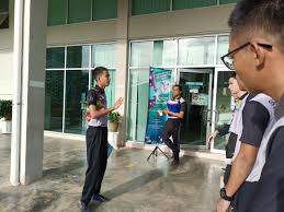 Seorang pembantu makmal di sekolah menengah sains kuching utara di sini, parah akibat terkena tumpahan asid sulfurik, semalam. Sekolah Menengah Sains Kuching Utara Ilmu Integriti Iltizam
