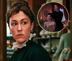 Will Gladys ruin her mother Bertha's reputation?