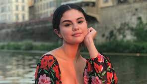 Hollywood beauty selena gomez has always managed to create waves on the internet, however, the us singer looked gorgeous in a desi look wearing saree. Selena Gomez Stuns Instagram In Red And Black Dress