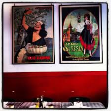 Poco a poco le uova si schiusero tutte, e ne uscirono dei bellissimi pulcini tutti dorati. Il Brutto Anatroccolo Ticinese Milano Lombardia