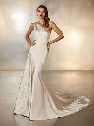 Si tratta della collezione sorella minore il colore principale è il classico bianco, a volte nella sua sfumatura avorio, che è stato impreziosito. Foto Abiti Da Sposa Colore Avorio