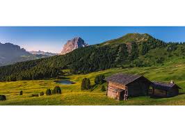 An der bergstation der seilbahn, genießt man ein panorama von fast ganz südtirol bis hin zu den bergen trentinos, lombardei und österreich. Almhutten Auf Der Seceda 2519m Gegen Sellagruppe Alpen Galerie
