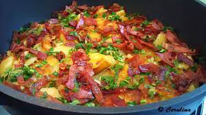 Cand apa a scazut, varsati ceapa si baconul aceasta reteta de cartofi taranesti cu carne tocata si smantana este. Cartofi Taranesti Cu Ceapa Si Sunculita Afumata Cerulina