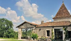 Dans Le Sud Ouest De La France Une Ancienne Ferme Renovee En Maison De Vacances Parfaite Par Sarah Lavoine Maison De Vacances Belle Maison Maison De Campagne