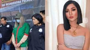 Postingan Terakhir Lucinta Luna Sebelum Kini Menunduk Dicokok Polisi Sesumbar Foto Ktp Dan Paspor Posting Paspor Polisi