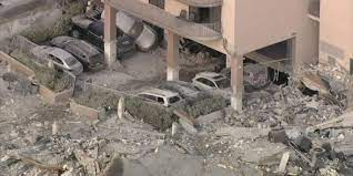 Bombeiros e policiais trabalham no local. Wxzv W6usvmx2m