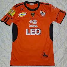 2009 (2552) ชุดเหย้า เสื้อสีส้ม กางเกงส้ม ชุดเยือน เสื้อสีขาว กางเกงขาว. Facebook