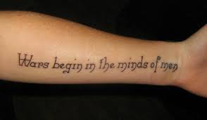 Tattoo schriften kursiver schriftzug unter dem. Tattoo Schriften 49 Ideen Und Spruche Fur Ihren Personlichen Schriftzug