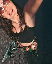 Wheels rolling, ocean calling. 🛹 Inspired by the freedom of surfing, the  36” OCEAN Surfskate brings that same spirit to the streets — complete with  a fish tail, kick pad, PU truck,