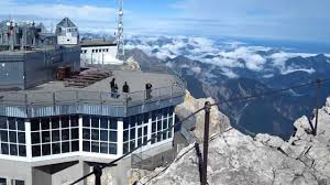 580 passagiere pro stunde können die beiden gondeln zum gipfel befördern und so den andrang von rund einer halben million besuchern auf der zugspitze im jahr mit deutlich weniger wartezeit. Zugspitze Gipfel 360grad Panorama Youtube