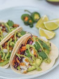 Einfache Fisch Tacos Mit Rotkraut Slaw Und Avocadocreme Lykke Life In 2020 Fisch Tacos Rotkraut Einfache Gerichte