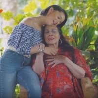 Ángela aguilar álvarez , mejor conocida artísticamente como ángela aguilar , es una cantante que se ha desarrollado en los géneros musicales de mariachi, pop y regional mexicano en general. Cuanto Mide Angela Aguilar