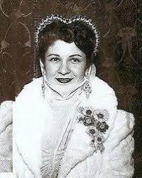 الملكة فريدة وسر التاج الذى يتحول لبروش وهى تضعه فى هذه الصورة على شكل بروش وهو معروض فى متحف الاسكندرية للمجوها ancient jewels egyptian history royal jewelry