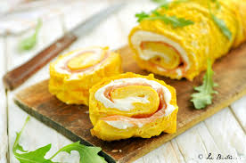 Il rotolo salato al salmone con ricotta e zucchine ha un ripieno golosissimo per un antipasto davvero sfizioso che tagliato a rondelle e servito con un'insalata tutti sanno fare la frittata, perchè mai dovrei scrivere la ricetta? Rotolo Al Salmone E Philadelphia Ricetta Facilissima