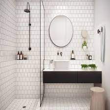 Décorez votre salle de bain avec nos carrelages pour mur et sol ainsi que notre sélection de faïences murales et obtenez une salle de bain design. Petite Salle De Bain Hyper Bien Amenagee Salle De Bains Chics Idee Salle De Bain Salle De Bain Design