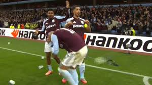 ¡Escándalo en Villa Park! Jugador herido por proyectil en partido europeo