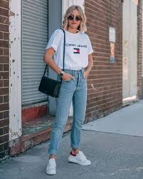 Beyaz Baskili Tisort Acik Mavi Boyfriend Jean Beyaz Spor Ayakkabi Ve Her Gun Icin Siyah Bir Canta Kombin Kiyafetkombinleri 2020 Moda Tarz Moda Moda Kiyafetler
