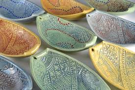 Wunderschone Souvenirs Dekorative Teller In Blau Gelb Und Grun Spitzendruck Topfern Ideen Topferarbeiten Teller Topfern Anleitung