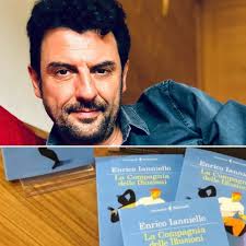 È un attore con 7 film e 3 serie tv nella sua filmografia. Nola Enrico Ianniello Riceve Il Premio Letterario Il Candelaio Il Mediano