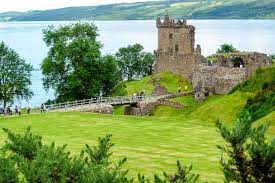Ungefähr 1700 meter nordöstlich der mündung des foyers in loch ness liegt oberhalb des sees das anwesen boleskine house. Urquhart Castle In Schottland Grossbritannien Franks Travelbox