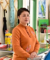 何炅（1974年4月28日 － ），湖南省 长沙市人，中国大陆主持人、歌手、演員、作家、导演。 于北京外国语大学毕业後，留校任阿拉伯语系辅导员至2008年，讲授《阿拉伯国家概况》课程，後專注演藝主持工作。 Qxxtd3fh49qfcm