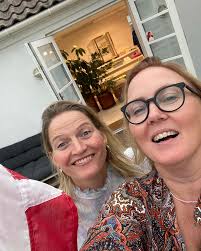 📸Søster selfie fra Lønstrup🙋‍♀️🙋‍♀️ Vi har sendt vores TINA af sted på  velfortjent ferie 3 uger i Italien med Jens og pigerne 🇮🇹☀️ Imens tager  vi selv tørnen heroppe i Lønstrup -