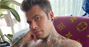 Il brano è in uscita l'11 giugno, e sui social i fan non vedono l'ora di conoscere quello che, con tutte le probabilità, sarà il nuovo tormentone. Fedez Come Non L Avete Mai Visto Fiori E Achille Lauro E Lei