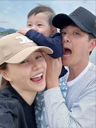 今天是父亲节👨🏻黄翠如晒老公和儿子哈哈温馨照💙可惜初为人父的萧正楠目前在大马🇲🇾工作无法度过他第一个爸爸节～ .  没关系，等完成工作回家天天都是父亲节😉☺️😍 . #萧正楠#黄翠如#萧哈哈#