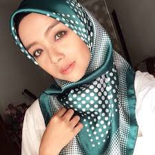 Drama nur (tv3) sinopsis drama nur drama nur ini mengisahkan kehidupan seorang gadis bernama nur. Pin On Silk Headscarves The Kelly Or Hepburn Tie
