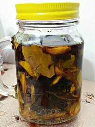 Buatlah minyak bawang dengan merendam bawang putih segar yang sudah diiris atau diparut ke dalam sebotol minyak kelapa atau zaitun. Anak Batuk Urut Dada Belakang Guna Minyak Bawang Putih Campur Daun Sirih Pa Ma