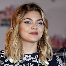 Louane emera, (anne peichert de son vrai nom) est une chanteuse et actrice connue pour avoir participé à l'émission de the voice en 2013 et pour son premier rôle dans le très. Louane Emera Paris Match