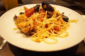 Et si on invitait des copains autour d'un verre de vin blanc et d'une bonne cocotte de spaghetti marins ? Spaghetti Aux Fruits De Mer Picture Of Kiosko Universal Barcelona Tripadvisor