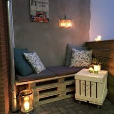 Eine Bank Aus Paletten Und Holzgerusten Auf Meiner Terrasse Balkon Klein Abe Small Apartment Patio Affordable Apartment Decor Apartment Balcony Decorating