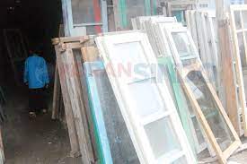 Jika anda ingin membeli kusen kayu jati bekas, biasanya harga yang dibandrol cukup beragam, tapi biasanya ½ atau bahkan 2/3 dari harga kusen. Usaha Kusen Bekas Rambah Seberang Ulu