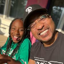 NBA star Zion Williamson posted up with the homies! 😳📸