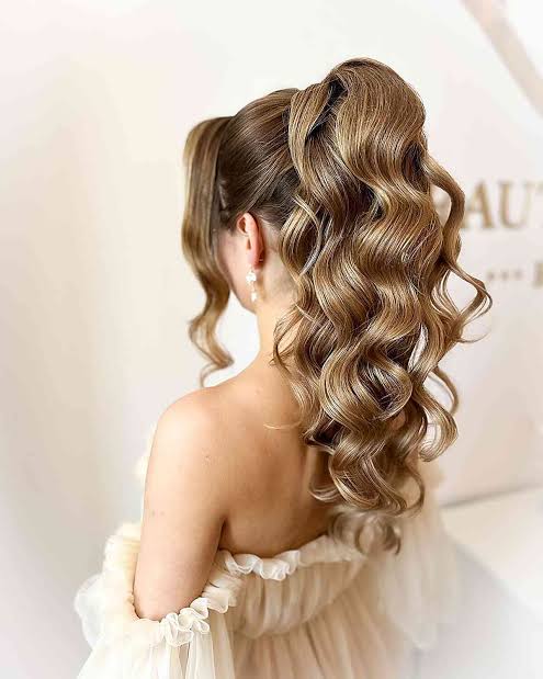 25 Cutest Ways to Style a Curly Ponytail