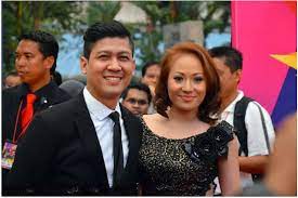 Ramai yang jatuh cinta dengan kekacakan zarul umbrella selepas menonton persembahannya di abpbh2012. Wajah Isteri Zarul Umbrella Dan Anak Perempuannya Yang Cantik Dan Comel Di Dedahkankalah Nealofa Media Terhebat