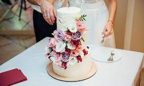 The Best Cheap Wedding Cakes From The Supermarket The Best Budget Buys From Marks Cheap Wedding Cakes Christmas Wedding Cakes Wedding Cake Roses