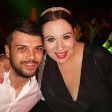Oana roman a îmbrăcat o rochie cu mânecă lungă marca răzvan ciobanu de culoare roz. Cu Cine A Inlocuit O Marius Elisei Pe Oana Roman A FÄƒcut Imaginile Publice Spynews Ro