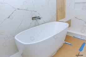 Al giorno d'oggi le combinazioni vascadoccia sono molto diffuse nell'arredamento bagno. Elegante Bagno Con Vasca In Nuova Casa Ristrutturazione Bagno Foto D Archivio Crushpixel