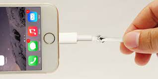 Maalesef apple'ın usb kabloları pek de dayanıklı değiller ve kolayca bozulabiliyorlar. Sarj Cihazinin Kopmak Uzere Olan Yipranmis Kablosu Nasil Tamir Edilir Mortilki Com