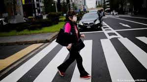 Primera aproximación al escenario de 70% de población vacunada los expertos dibujan un escenario posible de cara a los. Japon Prolongara Estado De Emergencia Por Alza De Contagios De Covid 19 Coronavirus Dw 07 05 2021